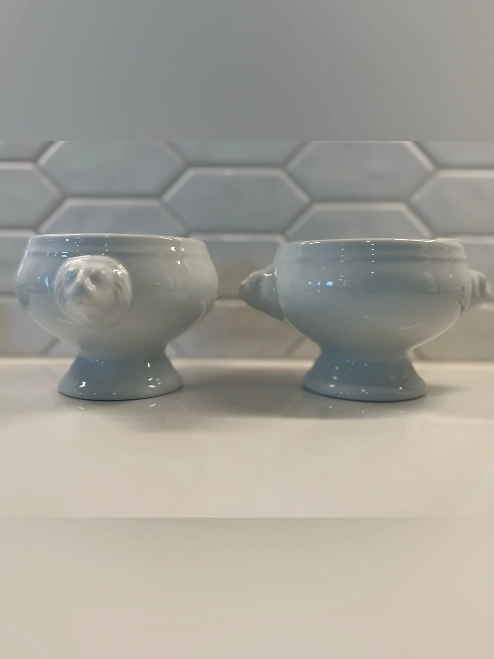 Sur la table white Lions Head Footed Bowls